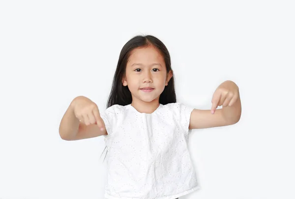 Посміхнена Маленька Азіатська Дівчинка Вказує Вниз Щоб Представити Щось Ізольоване — стокове фото