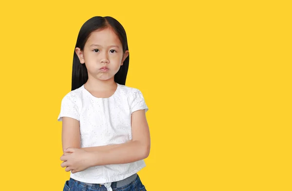 Bonito Pouco Hispânico Menina Asiática Com Braços Cruzados Com Raiva — Fotografia de Stock