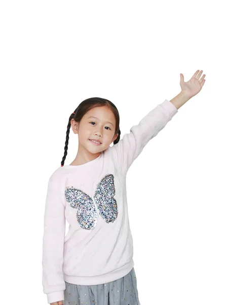 幼い少女が立って 白い背景に孤立した何かを提示する手をポイントします 教育概念におけるアジアの女子学生 — ストック写真