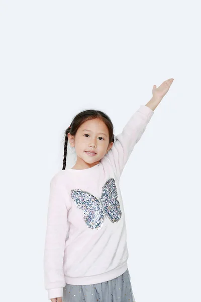 Menina Criança Pontos Mão Para Cima Apresentar Algo Fundo Branco — Fotografia de Stock