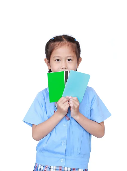 学校制服を着たアジア系の少女の肖像画白地に孤立した帳簿 銀行通帳付きの女子高生 貯金の概念 — ストック写真