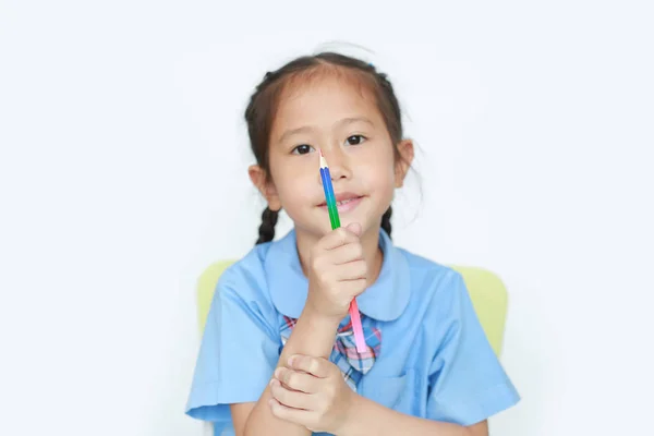 Πορτρέτο Της Ασίας Κοριτσάκι Στο Σχολείο Ομοιόμορφη Κρατώντας Μολύβι Χρώμα — Φωτογραφία Αρχείου