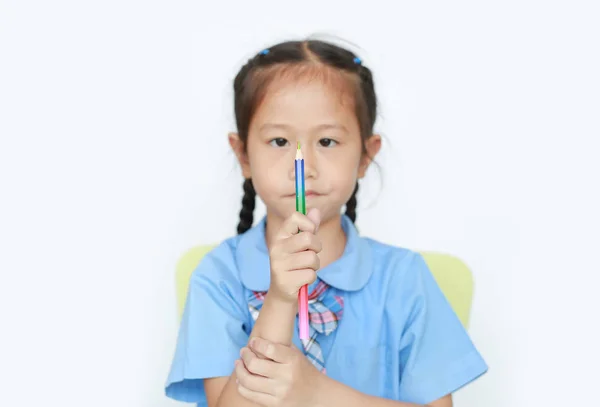 Retrato Menina Asiática Uniforme Escolar Segurar Olhar Lápis Cor Sobre — Fotografia de Stock