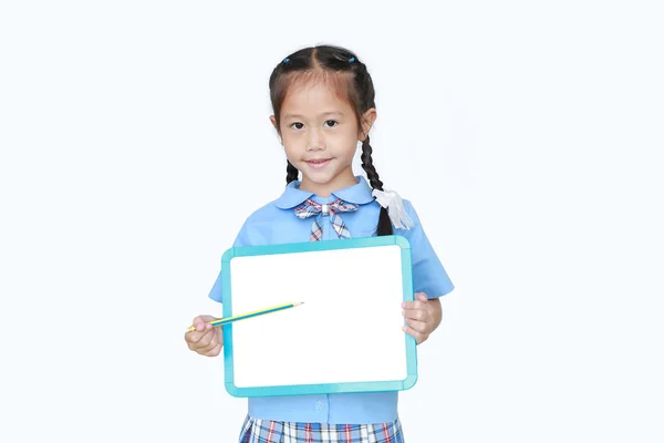 白い背景に隔離された白い黒板に鉛筆を指しているアジアの少女の肖像画 女子校生 教育理念 — ストック写真