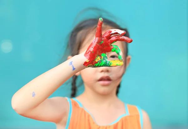 Πορτρέτο Της Ασίας Κοριτσάκι Κοιτάζοντας Μέσα Από Πολύχρωμο Χέρι Της — Φωτογραφία Αρχείου