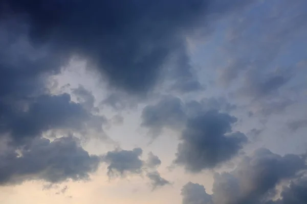 Awan Gelap Sebelum Hujan Latar Belakang Langit Biru — Stok Foto