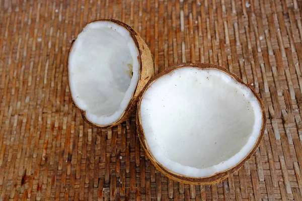 Kokosový Ořech Mušlí Bambusovém Podkladě — Stock fotografie