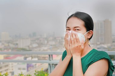 Asyalı kadın Bangkok şehir Pm 2.5 hava kirliliğine karşı koruma maske takıyor. Tayland.