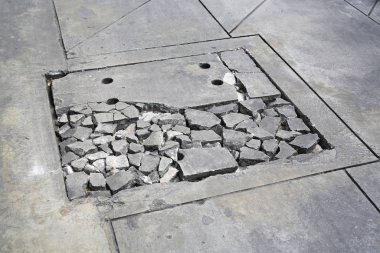 Çimento yolunda çatlamış beton kapağı..