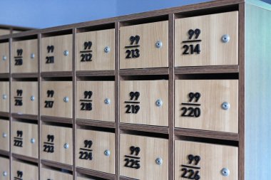 Kilitli posta kutusu ya da posta kutusu.