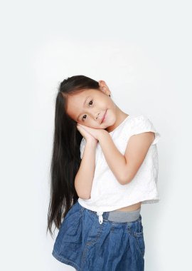 Mutlu, güzel Asyalı kız uyku jesti. Beyaz arka planda izole edilmiş kameraya bakıp gülümseyerek el ele poz veriyor..