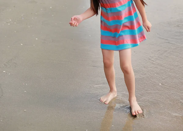 Kinderbeine Kleid Stehen Sandstrand — Stockfoto