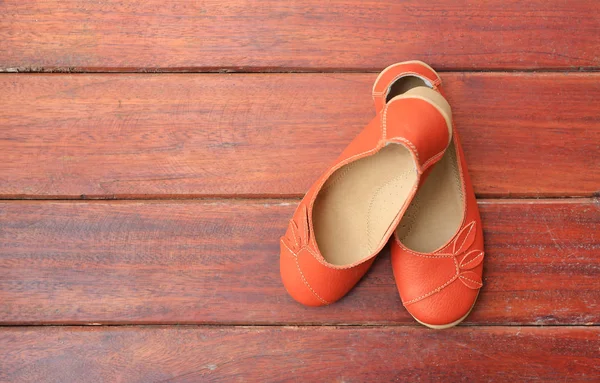 Orange Läder Kvinnliga Skor Trä — Stockfoto