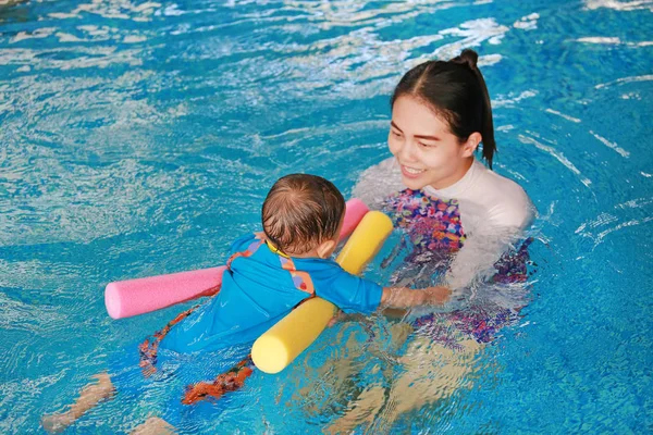 Nahaufnahme Asiatische Mutter Unterrichtet Kleinen Jungen Schwimmbad Mit Nudelschaum — Stockfoto