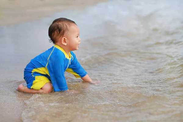 Happy Baby Boy Plavkách Baví Hraní Mořské Vlny Voda Pláži — Stock fotografie