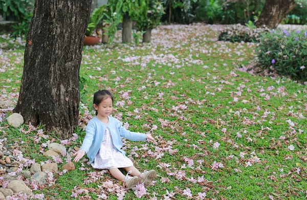 Sorrindo Pequena Menina Asiática Sentada Grama Verde Sob Tronco Árvore — Fotografia de Stock