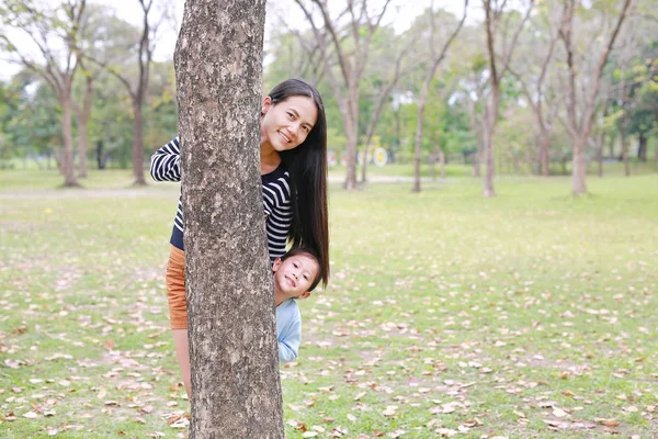 Portrait Asian Mother Little Child Girl Hide Body Tree Trunk — Stok Foto