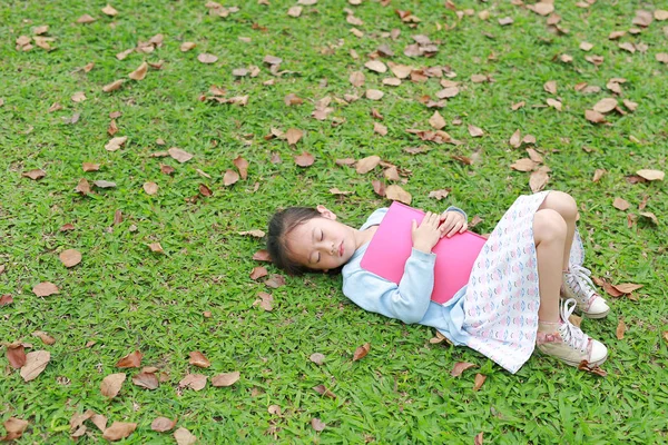 Menina Descansando Com Livro Deitado Grama Verde Com Folhas Secas — Fotografia de Stock
