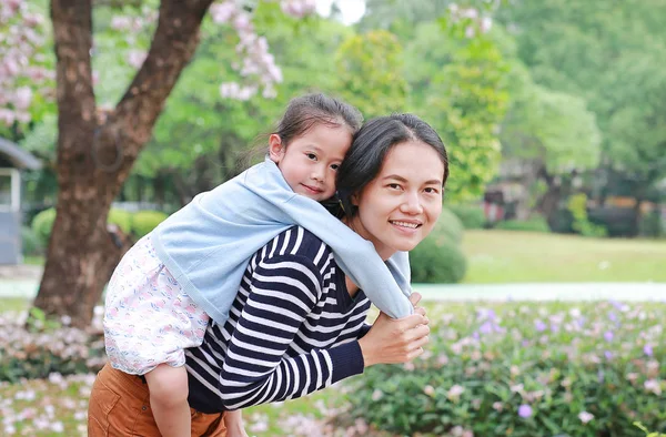 Gelukkige Moeder Draagt Haar Dochter Tuin Met Volledig Herfst Roze — Stockfoto