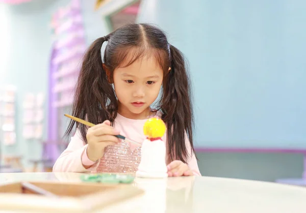 Peinture Enfant Portrait Petite Fille Amusant Peindre Sur Poupée Stuc — Photo