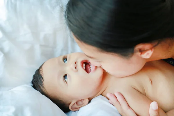 Close Asiática Mamá Jugando Besando Pequeño Bebé Cama —  Fotos de Stock