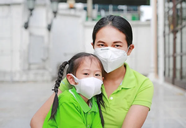 Ázsiai Fiatal Anya Lánya Visel Védő Maszkot Miközben Kívül Ellen — Stock Fotó