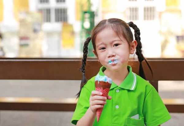 Sonriente Niña Asiática Disfrutar Comiendo Helado Cono Con Manchas Alrededor — Foto de Stock