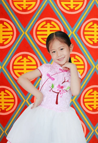 Menina Asiática Pequena Feliz Vestindo Rosa Tradicional Vestido Cheongsam Para — Fotografia de Stock