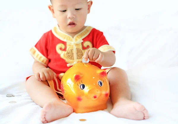 Feche Pequeno Menino Asiático Vestido Tradicional Chinês Colocando Algumas Moedas — Fotografia de Stock