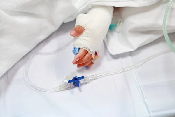 Feche Mão Bebê Cama Paciente Hospital Com Solução Salina Intravenosa — Fotografia de Stock