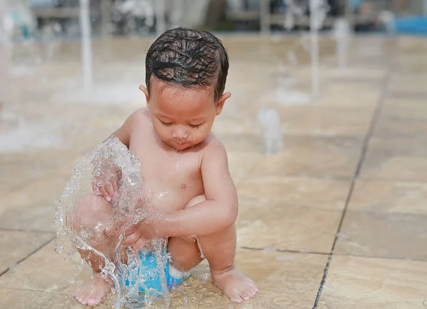 Zabawny Mały Azjatycki Chłopczyk Bawiący Się Strumieniu Wody Zraszacza Dziecko — Zdjęcie stockowe