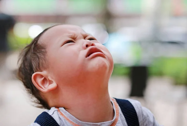 Arrabbiato Caucasico Bambino Bambino Piangendo Guardando Alto — Foto Stock