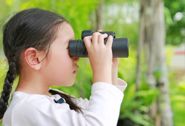 Little Child Girl Field Looking Binoculars Nature Outdoor Explore Adventure — Stock Photo, Image