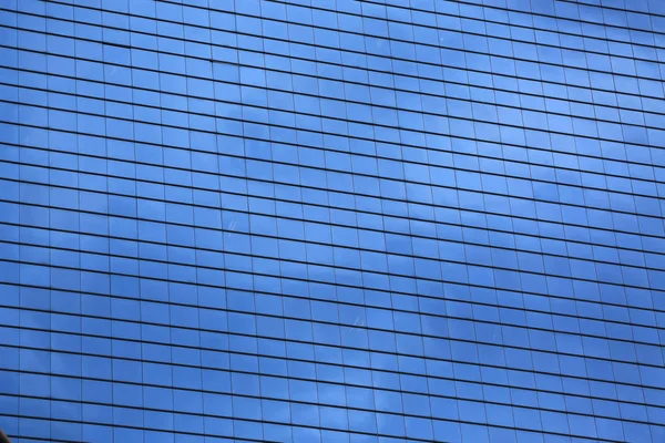 Ofis Binasının Yansıyan Bulutu Gökyüzü Ile Pencere Desenli Arka Plan — Stok fotoğraf