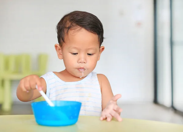 Retrato Del Pequeño Bebé Asiático Comiendo Cereal Con Copos Maíz — Foto de Stock