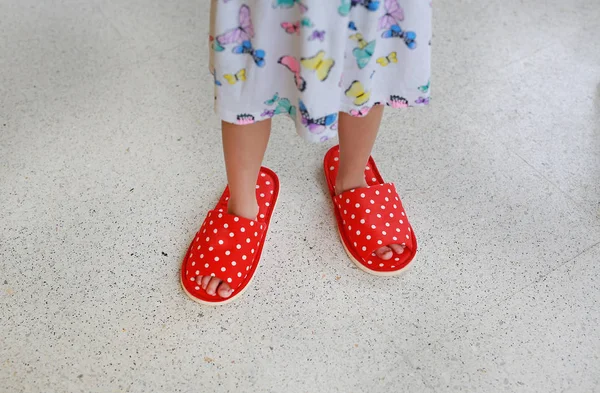Κοντινά Παιδικά Πόδια Φορώντας Παντόφλες Ενηλίκων Στο Σπίτι — Φωτογραφία Αρχείου