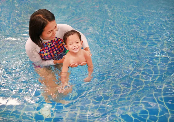 Asiatische Mutter Nimmt Kleinen Asiatischen Jungen Schwimmunterricht Glückliches Kleinkind Genießt — Stockfoto