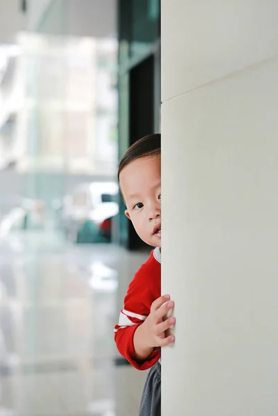 Menino Adorável Esconde Atrás Uma Sala Canto Bebê Jogando Peekaboo — Fotografia de Stock