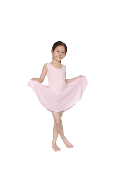 漂亮的亚洲小女孩穿着粉红色的燕尾裙 与白色背景隔离 孩子们在学芭蕾舞 — 图库照片