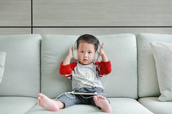 Adorable Pequeño Niño Asiático Los Auriculares Está Utilizando Teléfono Inteligente — Foto de Stock