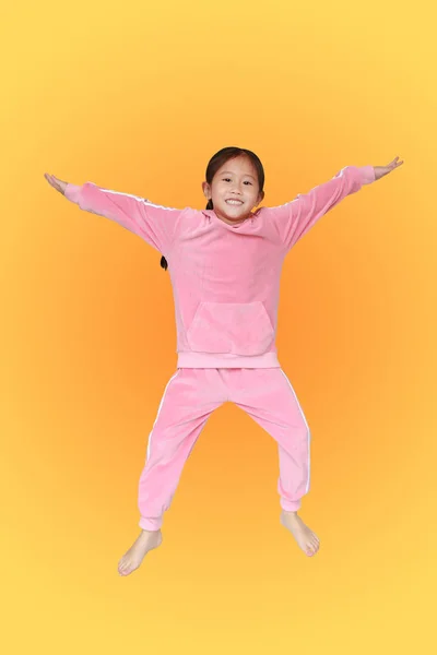 Joyeux Sourire Petite Fille Asiatique Survêtement Rose Tissu Sport Sautant — Photo