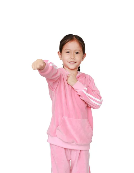 ピンクのトラックスーツや白い背景に隔離された戦いの表現とスポーツの布で愛らしい小さなアジアの子供の女の子 少女の肖像画の半分の長さ 自信を持って — ストック写真