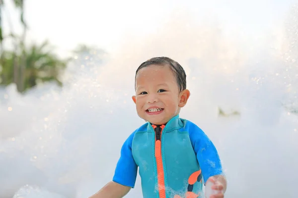 Retratos Pequeno Menino Asiático Feliz Sorrindo Divertindo Festa Espuma Piscina — Fotografia de Stock