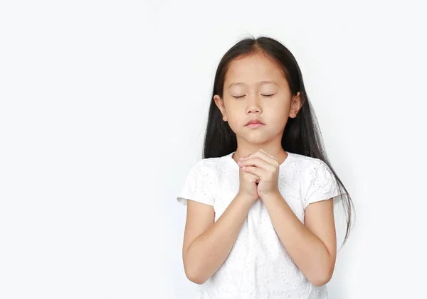 Tutup Mata Indah Anak Kecil Asia Berdoa Terisolasi Latar Belakang — Stok Foto