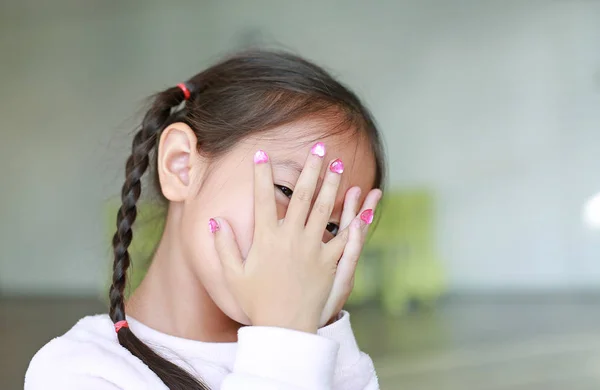Close Menina Asiática Usando Mãos Esconder Seu Rosto Para Mostrar — Fotografia de Stock