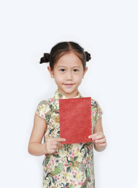 Cheongsam giyen, gülümseyen ve beyaz arka planda kırmızı zarf tutan mutlu bir Asyalı kız portresi. Mutlu Çin Yeni Yılı.