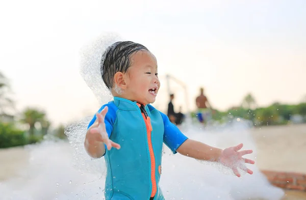 Mayo Giymiş Asyalı Bir Çocuğun Havuz Başında Köpük Partisinde Eğlenmesi — Stok fotoğraf