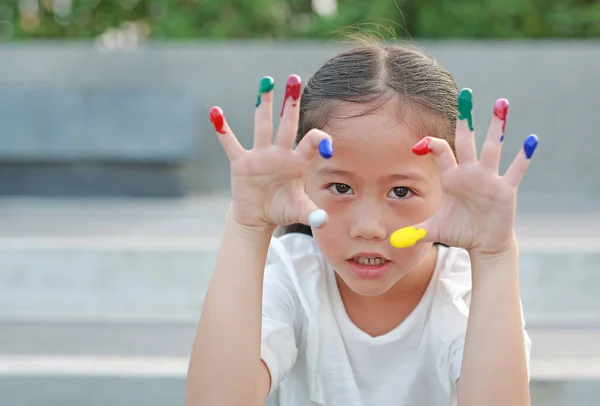 Adorable Niña Asiática Con Dedos Coloridos Pintados — Foto de Stock