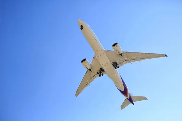 飛行機は青空を飛んでいる 下から見た — ストック写真