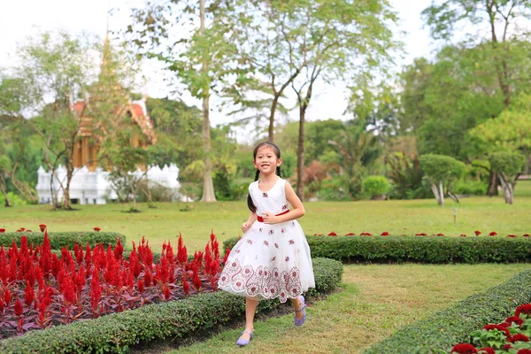 Alegre Ásia Menina Branco Vestido Correndo Divertindo Flor Jardim — Fotografia de Stock